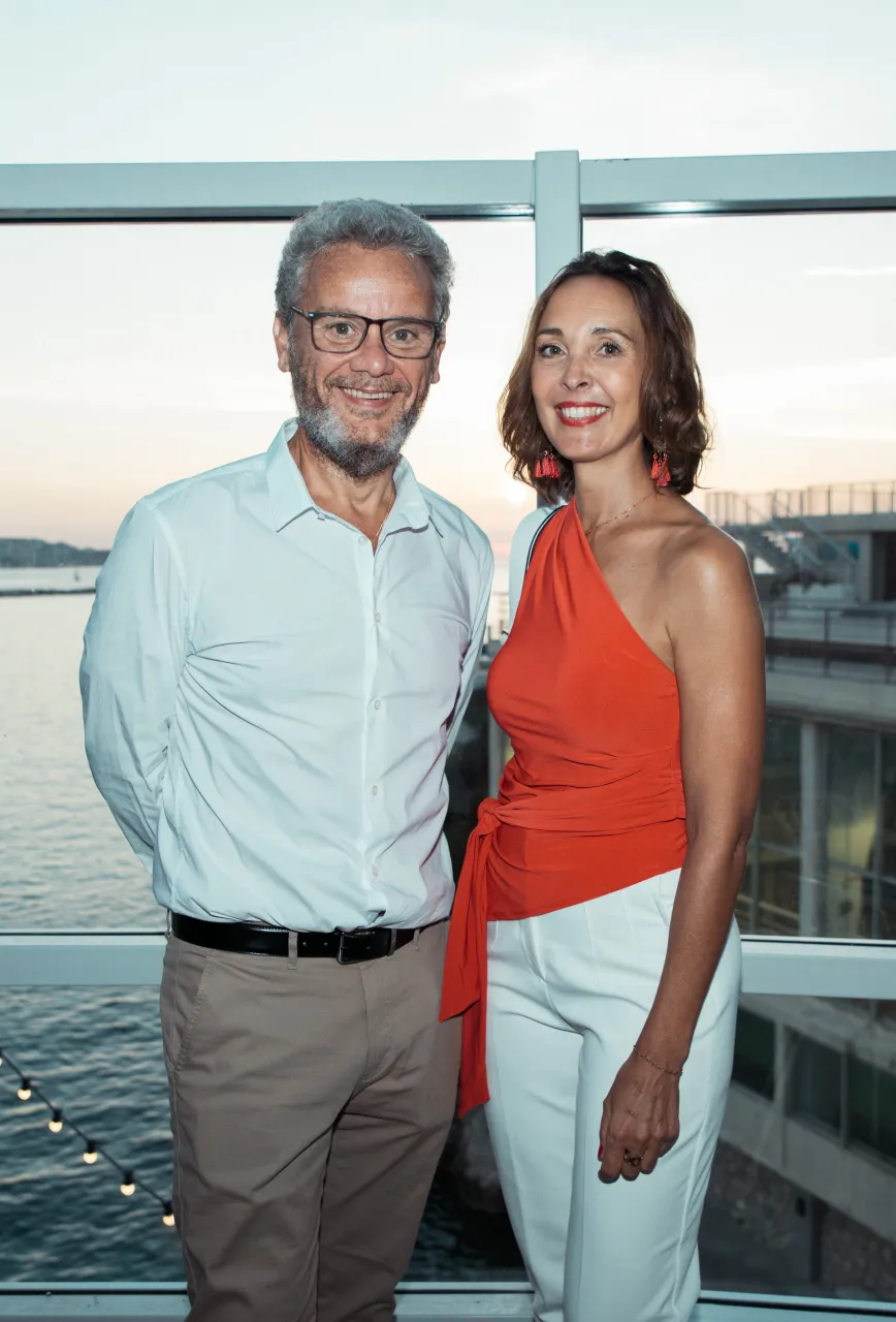 Couple devant un port, Studio Bena