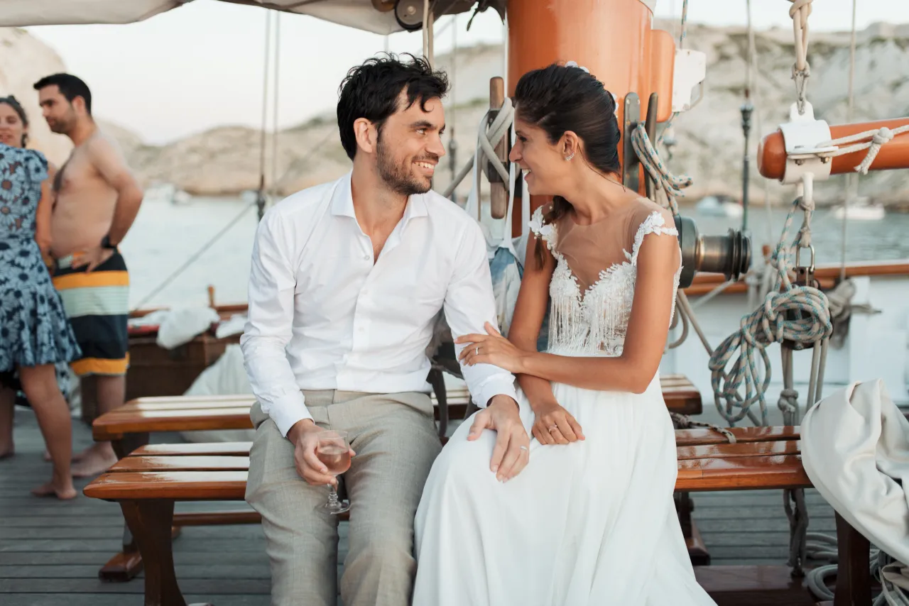 Mariés riant sur un bateau au port, Studio Bena