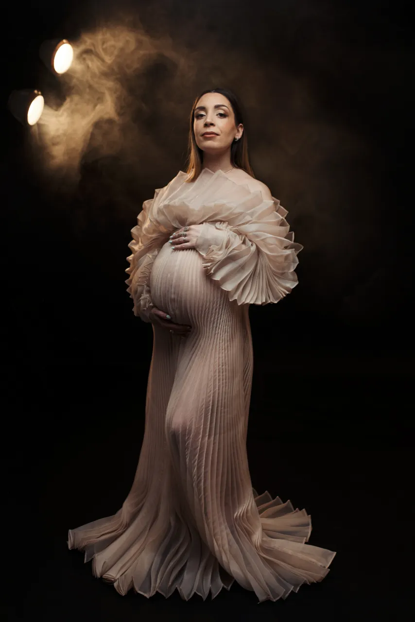 Future maman en robe longue beige à volants sur fond sombre enfumé, Studio Bena