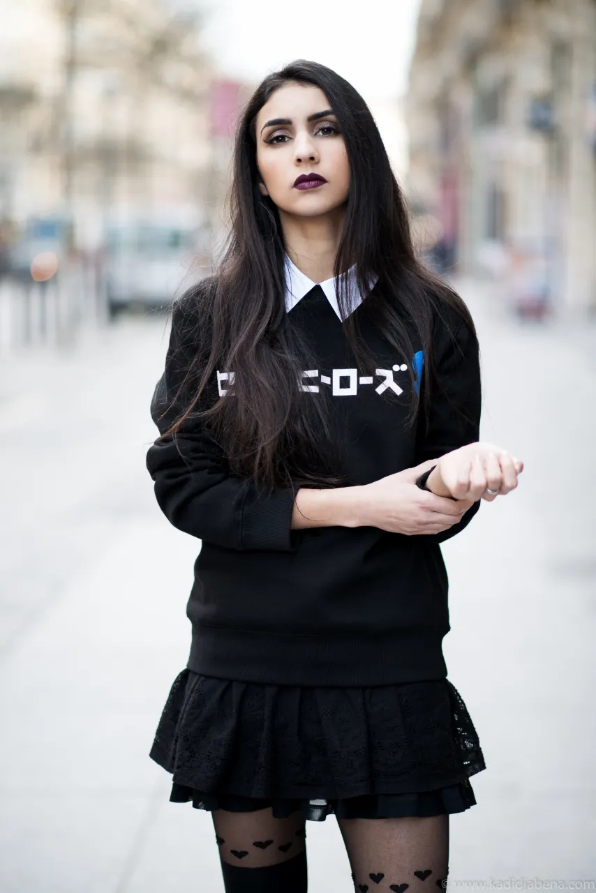 Jeune femme en sweat noir dans la rue, Studio Bena