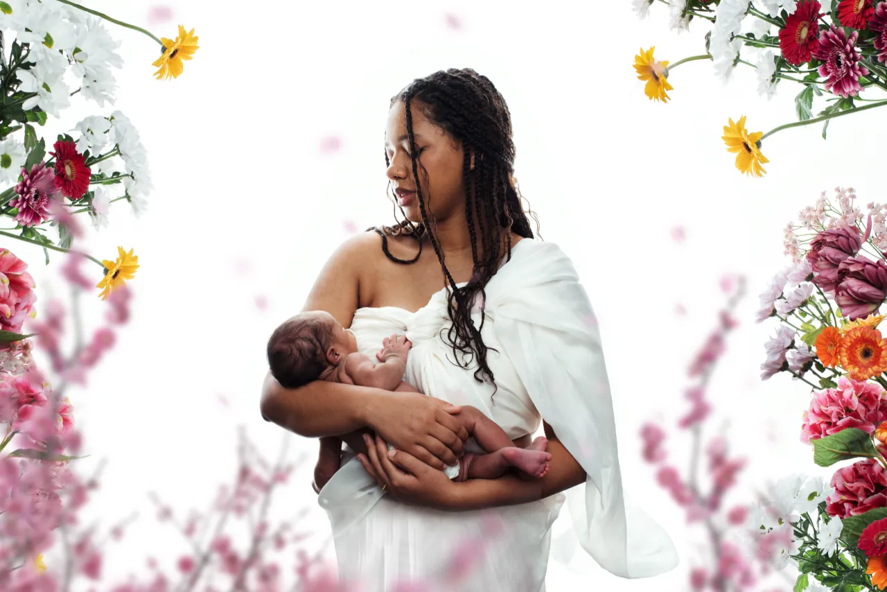 Maman en blanc tenant son nouveau-né, fleurs sur fond blanc, Studio Bena