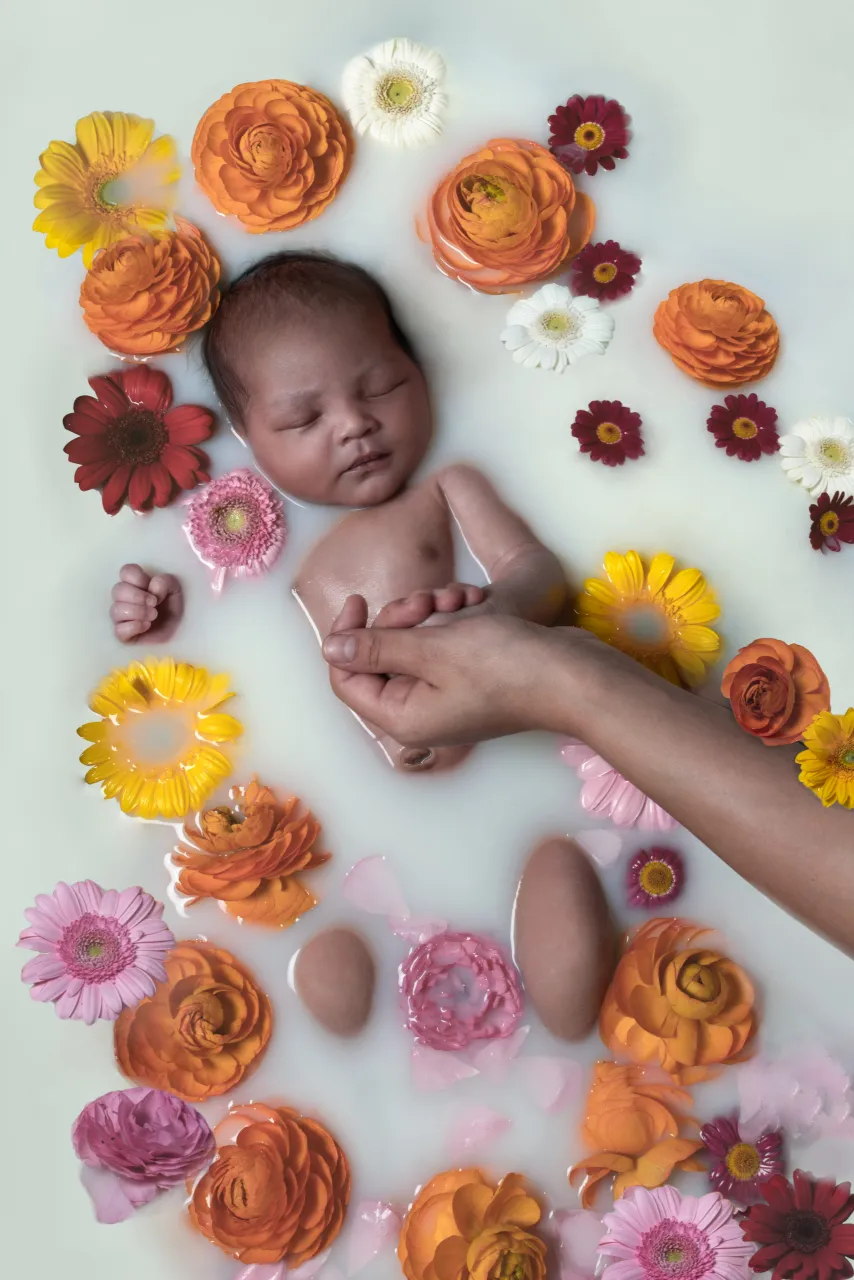 Nouveau-né vu du dessus entouré de fleurs, Studio Bena