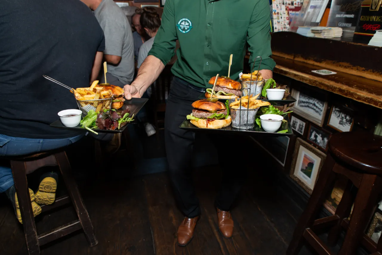 Serveur portant un plateau de burgers, Studio Bena