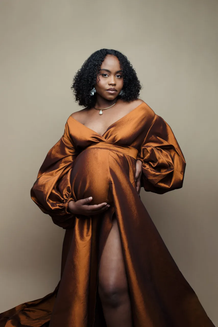 Future maman en robe satinée rouille sur fond beige, Studio Bena