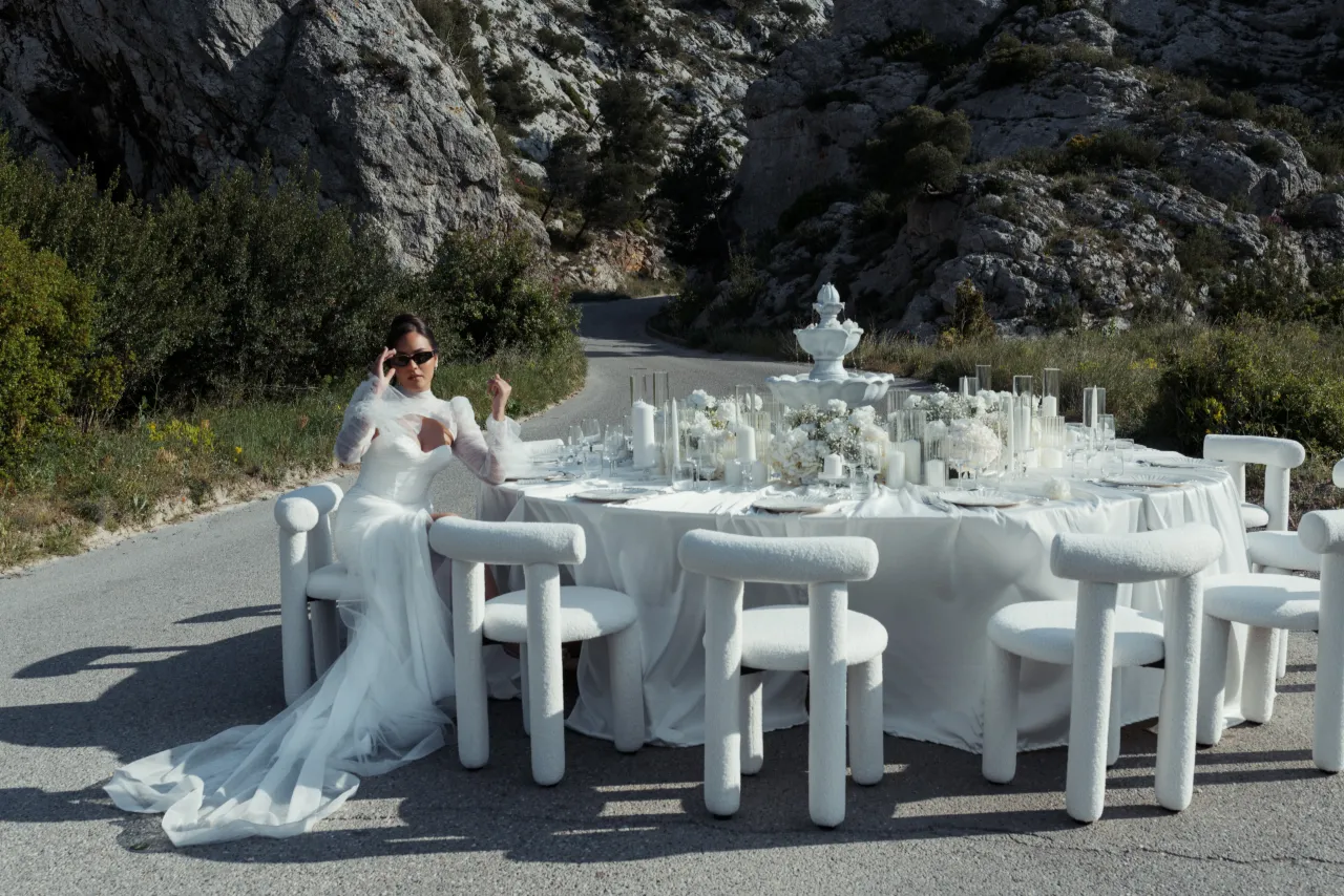 Mariée en blanc à la table de réception dressée dans les calanques, Studio Bena