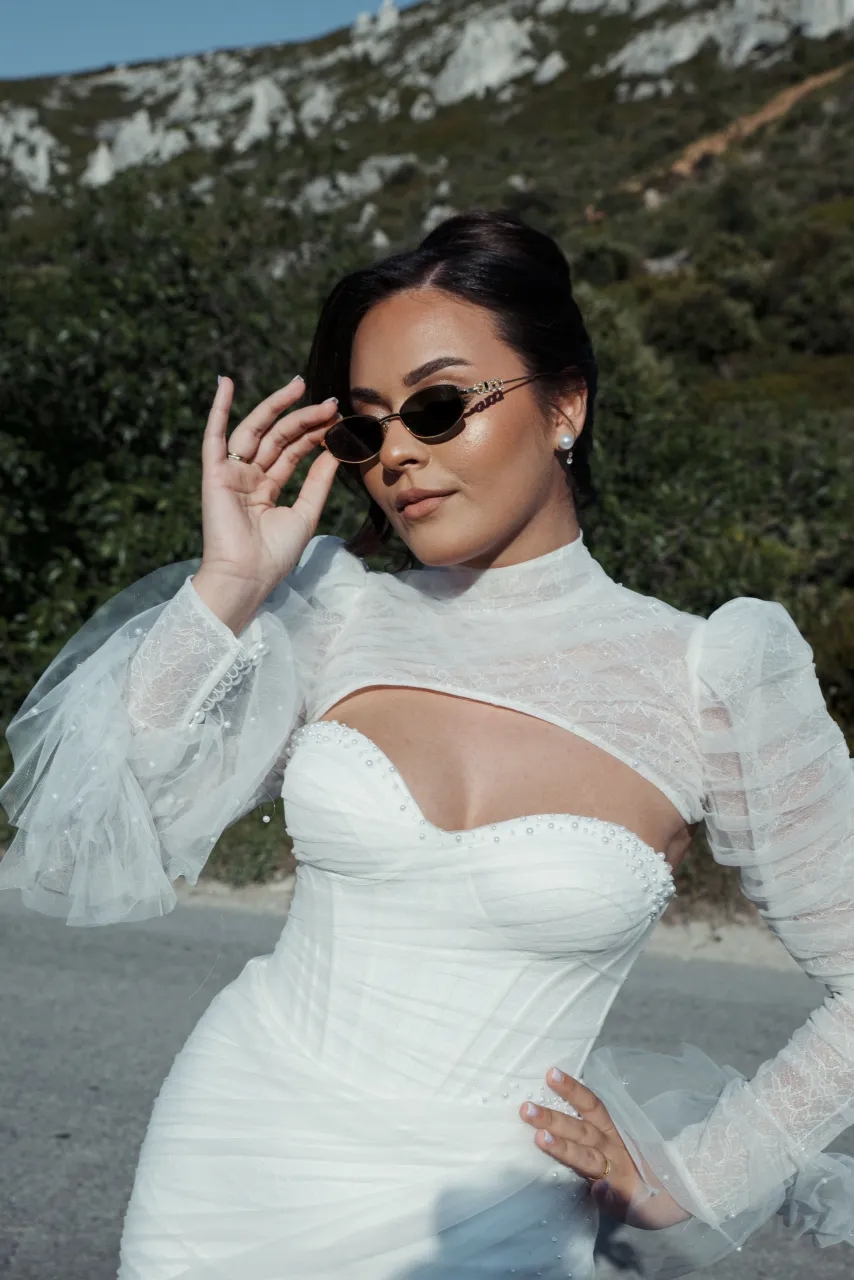 Mariée en robe corset et lunettes de soleil, calanques en fond, Studio Bena