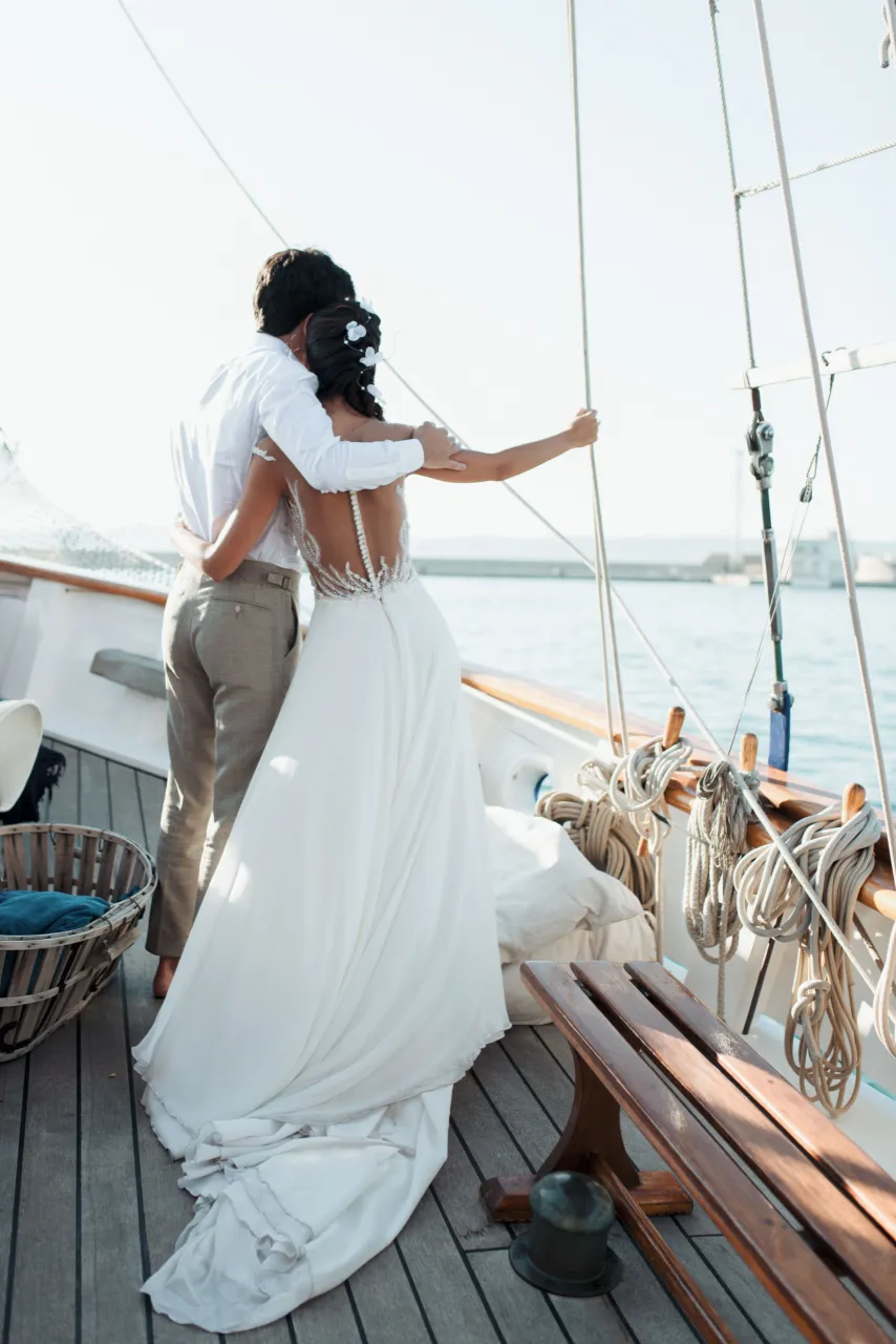 Mariée de dos sur le pont d’un voilier, Studio Bena